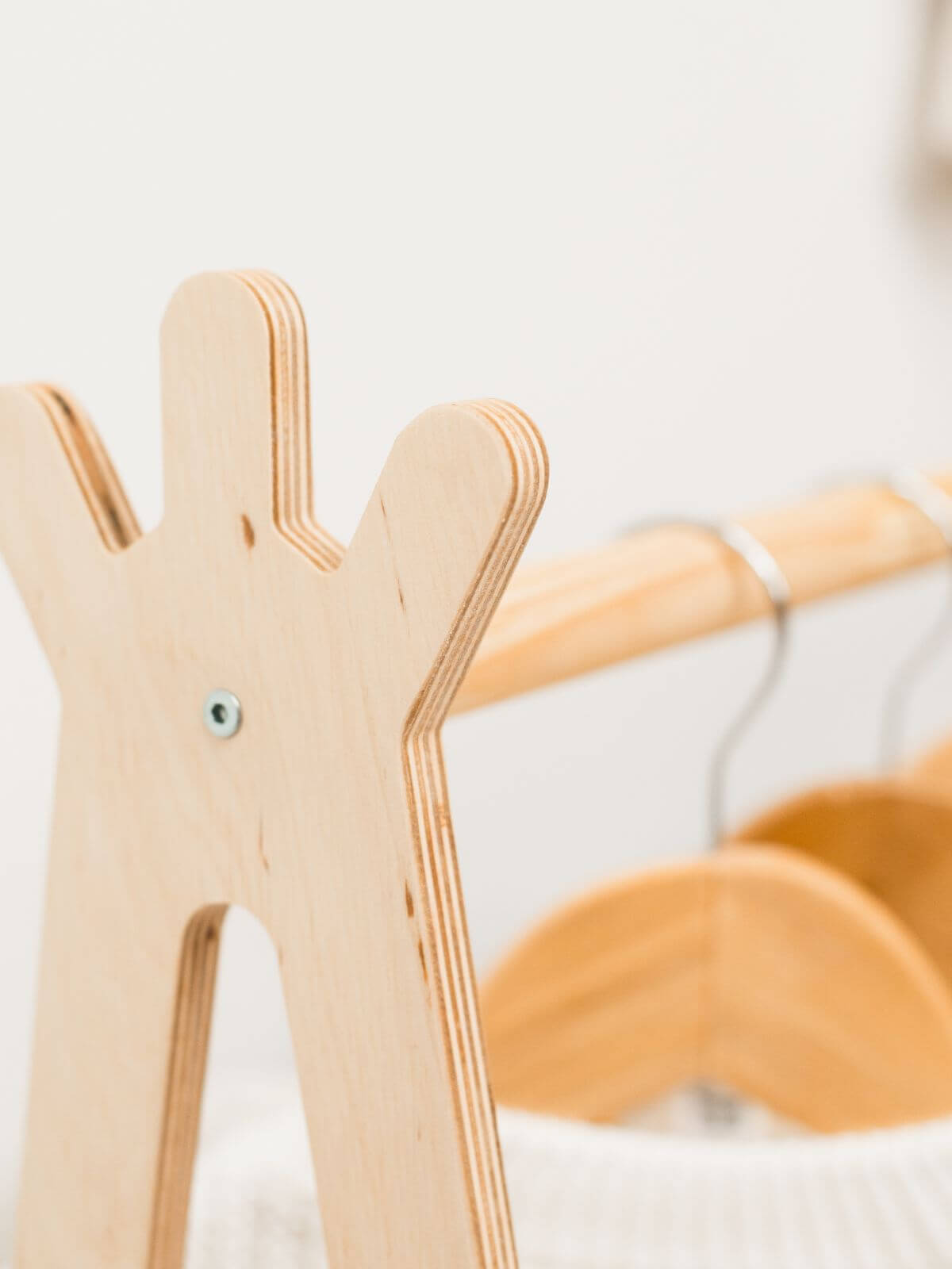 Montessori - Raflı Çocuk Giysi Askısı